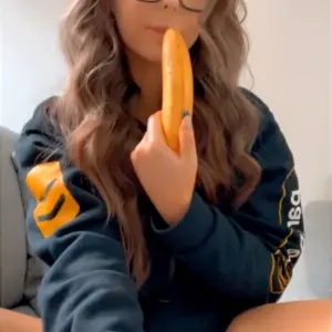 Youtuber mikaylah Banana toy sucking.mp4